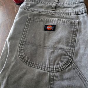 Lot of men's pants 4 pairs of Dickies and one pair of Carhartt.
